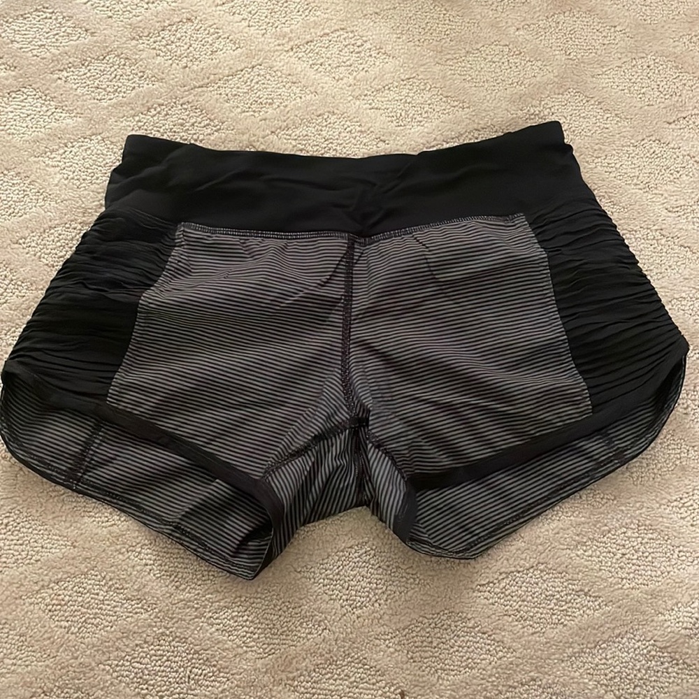 Size 4, 4 inch Lulu shorts
